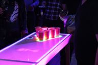 Participants s’affrontant dans une partie de beer pong interactif avec MadCityZen. | © MadCityZen